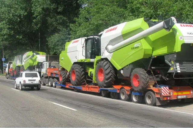 Комбайн Claas на низькорамному тралі