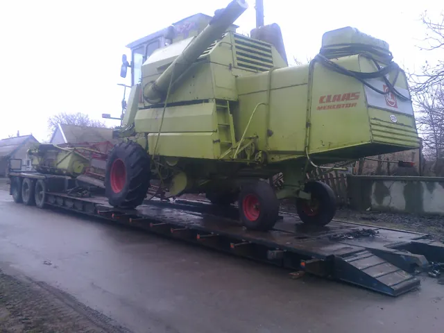 Комбайн на тралі взимку