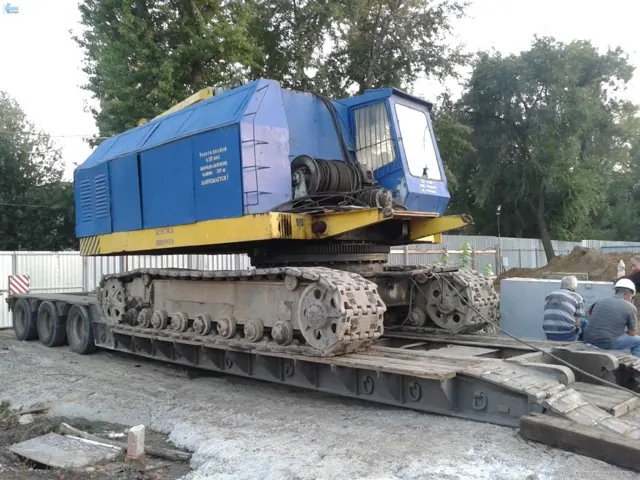Гусеничний кран на тралі