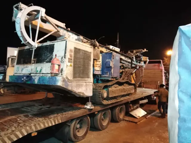Бурова установка, нічне завантаження